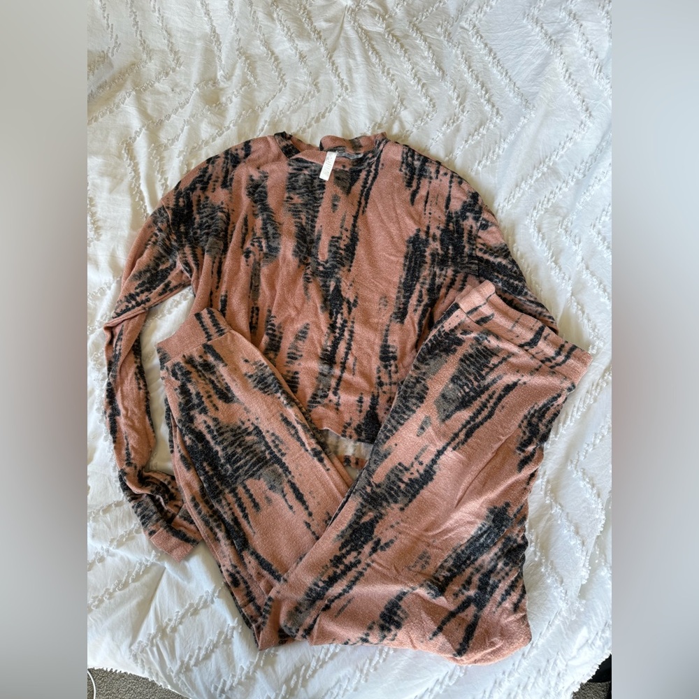 Shop talulah cozier times lounge set
Color: peach tie dye